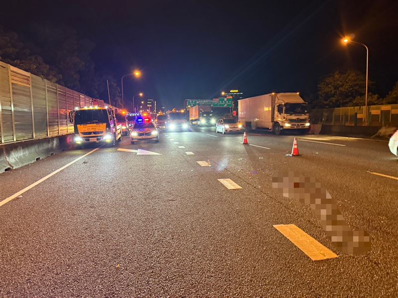 張男摔飛後遭8車輾過慘死。（圖／翻攝畫面）