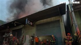 新北市,新店區,火警,水源,火勢,火災,水車,鐵皮,工廠,延燒▲圖片描述。（圖／翻攝畫面）