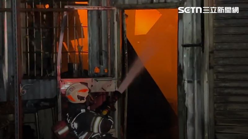 火勢也延燒到相鄰的鐵皮工廠,現場還不時傳出爆炸聲響。(圖/翻攝畫面)