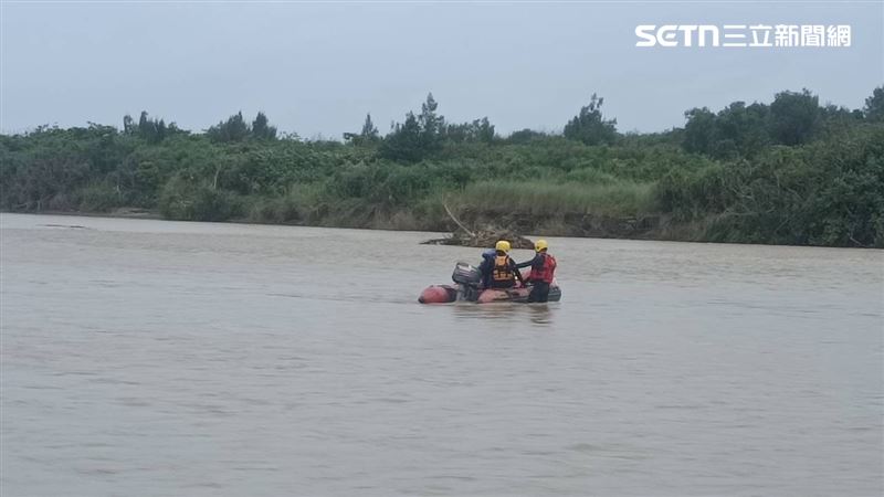 屏東縣滿州鄉港口溪出水口昨天(22日)下午傳出落水失蹤案。(圖/翻攝畫面)
