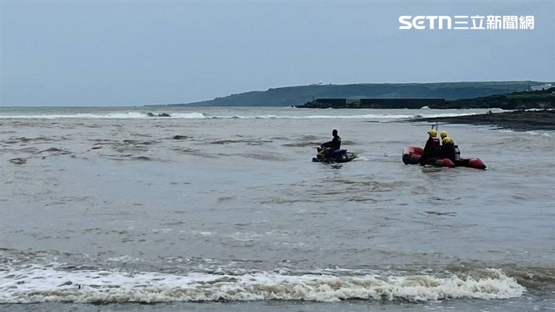 出動6車、2艇、1空拍機、11人前往搜救。(圖/翻攝畫面)