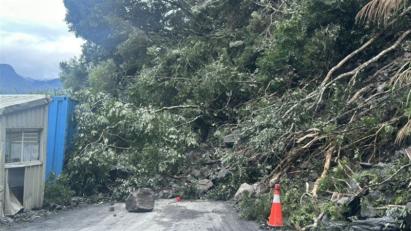 大面積土石崩落，覆蓋路面，導致道路阻斷無法通行。（圖／公路總局提供）