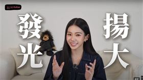 家寧PO出一張燦笑的個人照，寫道「快樂擋不住」。（圖／翻攝自IG、YT）