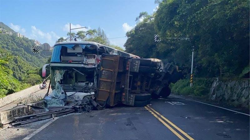 砂石車因撞擊力道過猛而當場翻覆,駕駛也不幸受困於車內。(圖/翻攝畫面)