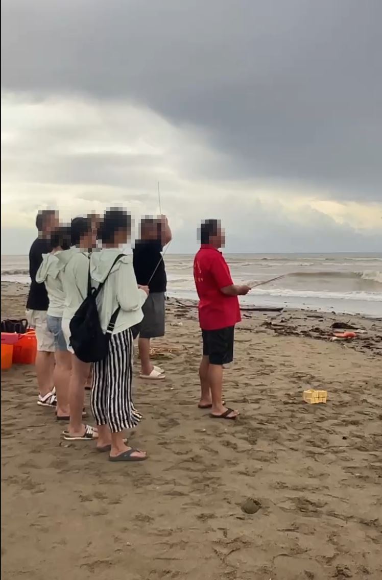 張姓男子在佳樂水港口溪出海口失蹤,家屬在岸邊教急焚香守候。(圖/記者朱俊傑攝影)