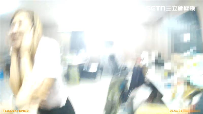 警方破門時,洗錢集團內的小姐驚聲尖叫驚慌失措。(圖/翻攝畫面)