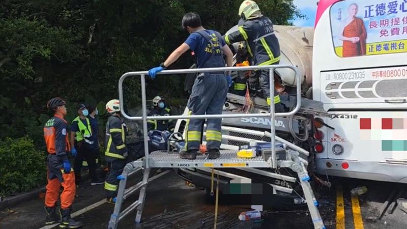 消防隊利用器具攀登車頭,來協助聯結車司機脫困。(圖/翻攝畫面)