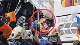 砂石車司機滿臉鮮血，神情相當驚恐。（圖／翻攝畫面）