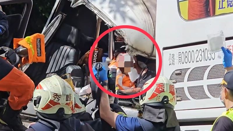 砂石車司機滿臉鮮血,神情相當驚恐。(圖/翻攝畫面)