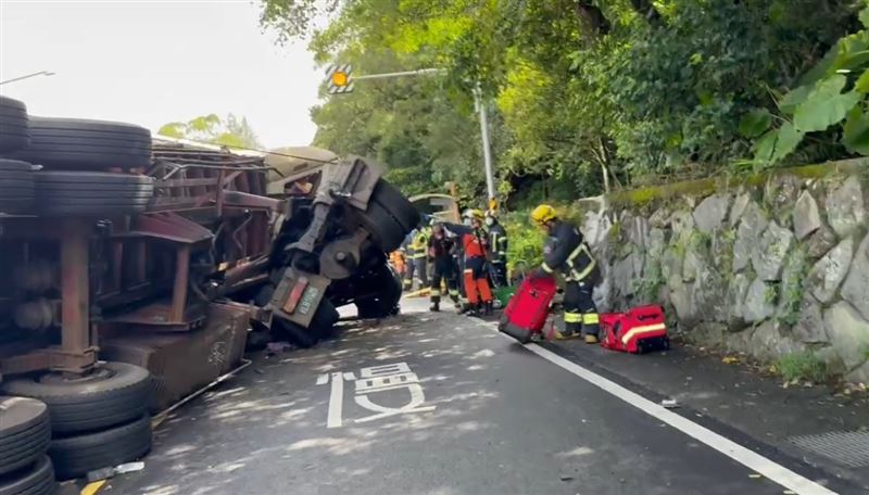 新北萬里聯結車碰撞國光客運釀多人受傷。（圖／翻攝畫面）