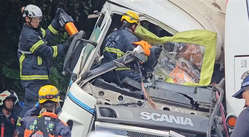 新北萬里聯結車碰撞國光客運釀多人受傷。（圖／翻攝畫面）
