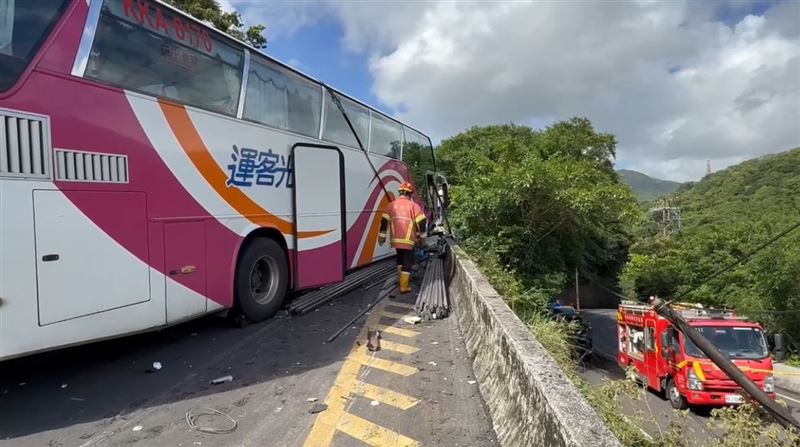 新北萬里聯結車碰撞國光客運釀多人輕重傷。(圖/翻攝畫面)