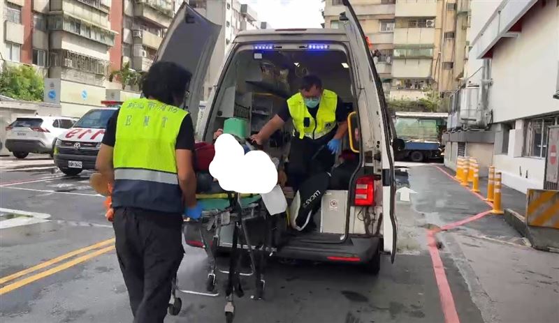 新北萬里聯結車碰撞國光客運釀多人受傷。（圖／翻攝畫面）