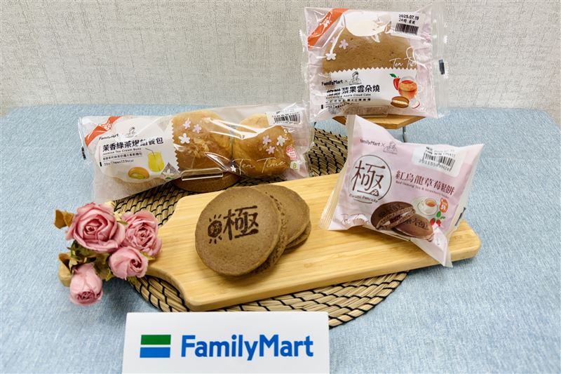 全家攜手YouTuber古娃娃甜點品牌「WA!COOKIES」,推出5款茶香新品。(圖/全家 提供)