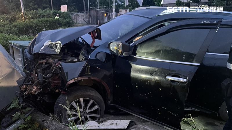 高雄市鳥松區今天(23日)清晨有轎車闖紅燈拒檢,爆發警匪追逐,逃逸車輛撞爛電箱。(圖/翻攝畫面)
