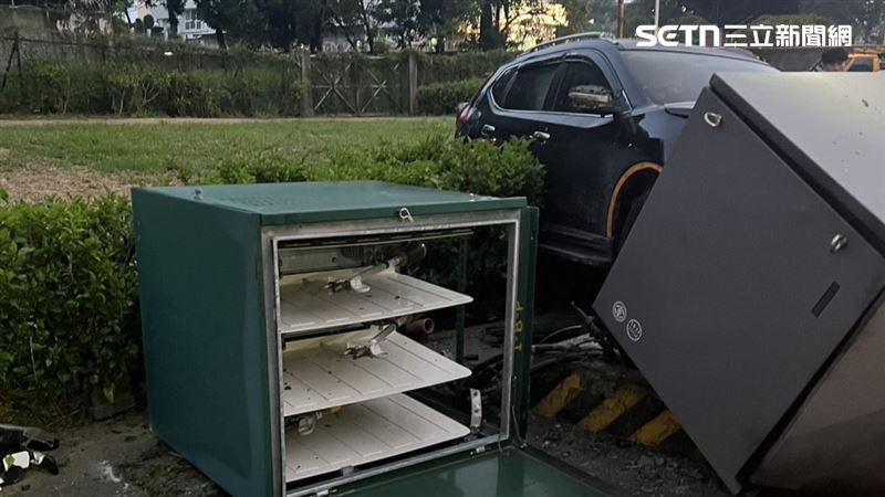 電箱遭撞毀共造成約455戶停電。(圖/翻攝畫面)