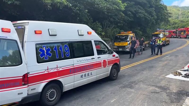 新北萬里砂石車碰撞國光客運釀多人輕重傷。(圖/翻攝畫面)