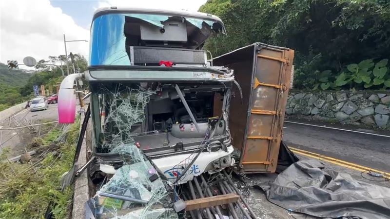 新北萬里砂石車碰撞國光客運釀多人輕重傷。(圖/翻攝畫面)