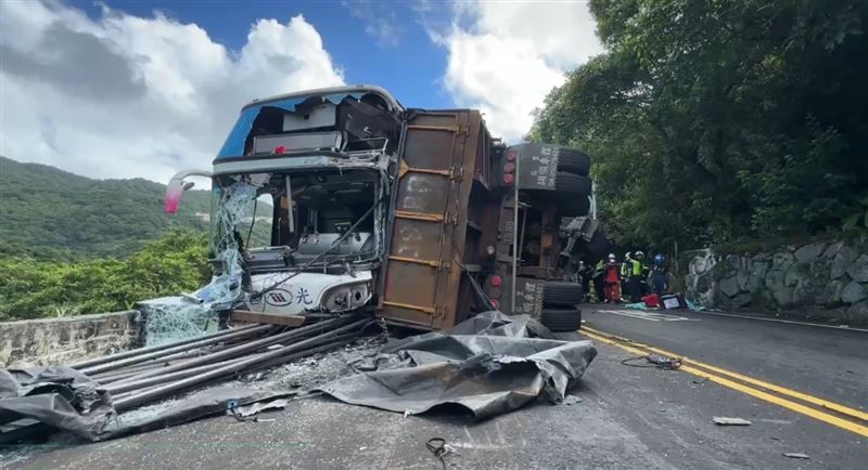 新北萬里砂石車碰撞國光客運釀多人輕重傷。(圖/翻攝畫面)