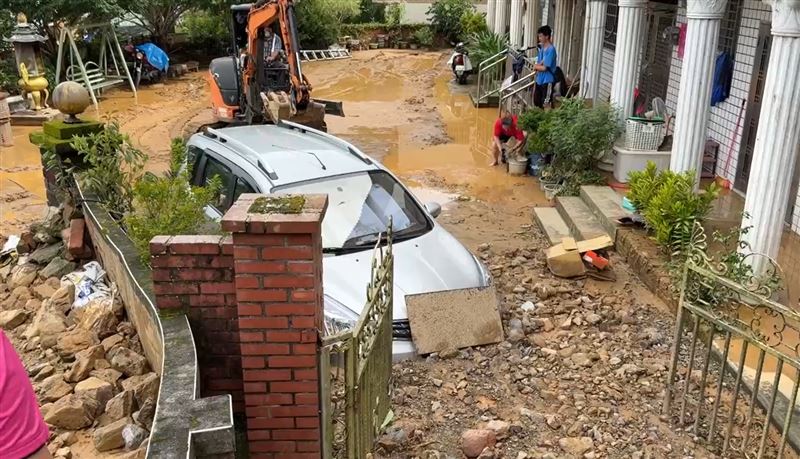 鎮公所緊急派機具清理土石。(圖/翻攝畫面)