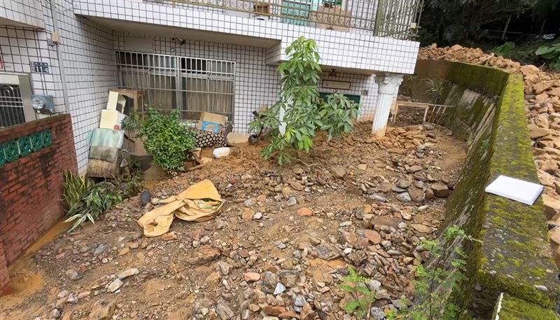 鎮公所緊急派機具清理土石。(圖/翻攝畫面)