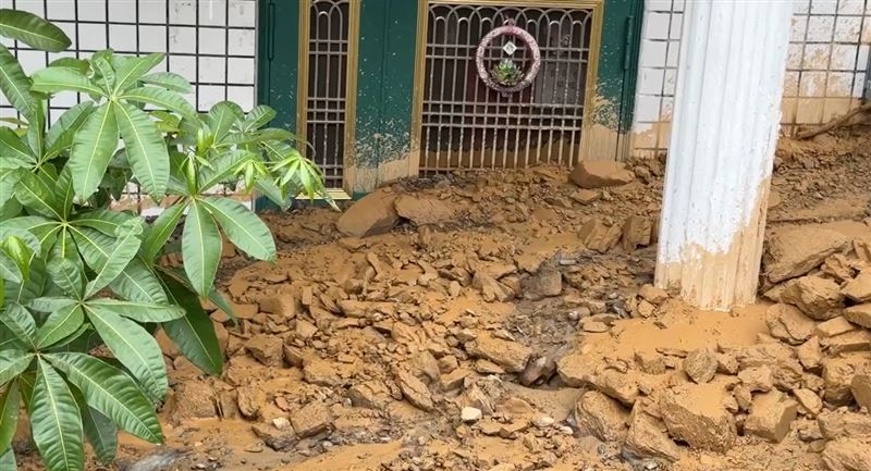 受到豪大雨襲擊,埔里鎮蜈蚣里爆發土石流,淹沒半層樓高。(圖/翻攝畫面)