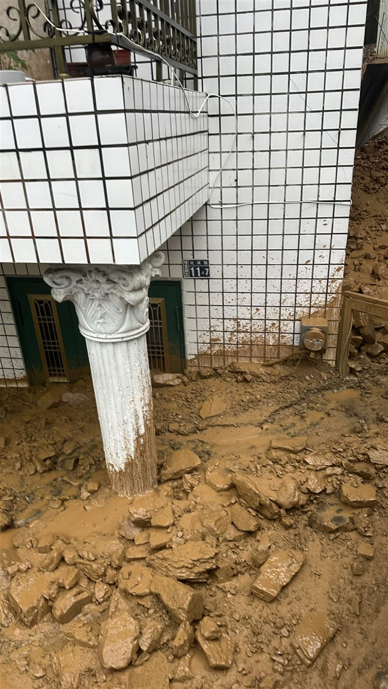 強降雨導致邊坡崩塌,土石灌入7戶民宅。(圖/蜈蚣里里長黃美玉提供)