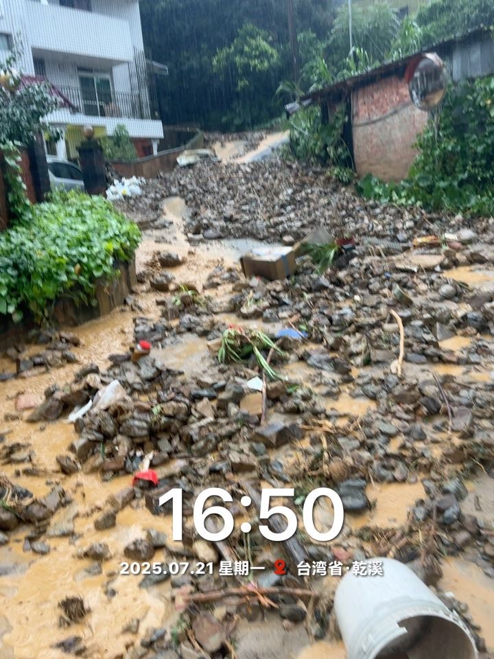 強降雨導致邊坡崩塌,土石灌入7戶民宅。(圖/蜈蚣里里長黃美玉提供)