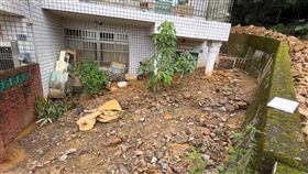 豪大雨襲擊，埔里蜈蚣里，土石流淹半樓高，坍方，緊急安置11人(圖／翻攝畫面)