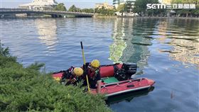 高雄市,浮屍,死者,清潔員,老翁,遺體,浮屍案,愛河,新興,鼓山,港口▲圖片描述。（圖／翻攝畫面）