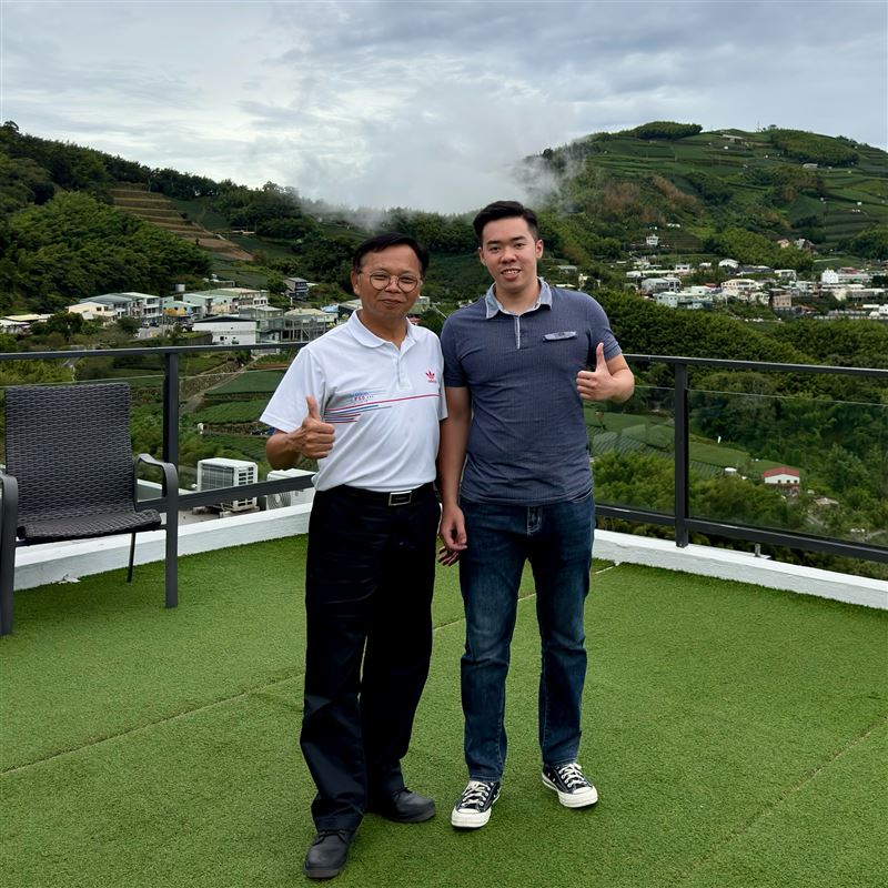 郭嘉豪(右)與蕭博勝鄉長合作(圖/本人提供)