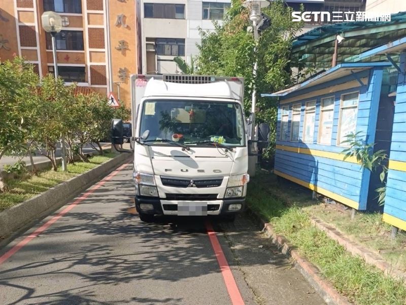 26歲姚姓男子駕駛自用小貨車倒車時,撞上走在車後方的58歲金姓男子,造成金男受傷。(圖/翻攝畫面)