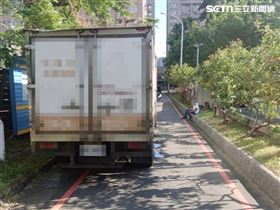 台中北屯小貨車倒車撞行人　一人送醫救治(圖/翻攝畫面)