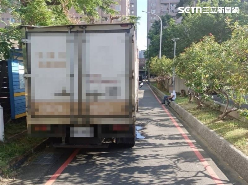 車輛疑似未使用倒車攝影鏡頭,導致撞上行人。(圖/翻攝畫面)