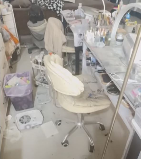 美甲店內的粉塵機爆炸，美甲師險遭炸傷。（圖／翻攝畫面）