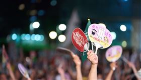 何孟樺示警，如果我們不能瓦解親共的國會，只怕台灣的未來也不再有藍綠白，只剩下國民黨團總召傅崐萁微笑背後的一片慘紅！（圖／翻攝自何孟樺臉書）