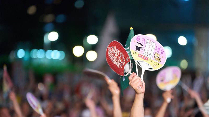 林智群律師點出,國民黨這些委員的問題,不僅僅在於一再違憲(癱瘓憲法體制、亂刪預算等),還在於他們的忠誠對象,已經不是台灣人民,而是可以給他們更多好處的共產黨。(圖/翻攝自何孟樺臉書)
