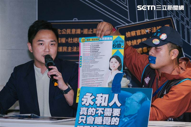 許家睿指出,邱若華不出席說明會,卻每天塞文宣到選民的信箱;彭俊豪則細數缺席藍委們「當天去哪裡」。(圖/記者楊士誼攝影)