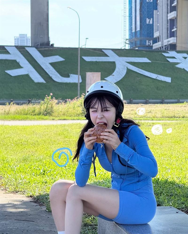 李多慧在公園吃漢堡。(圖/翻攝自IG)