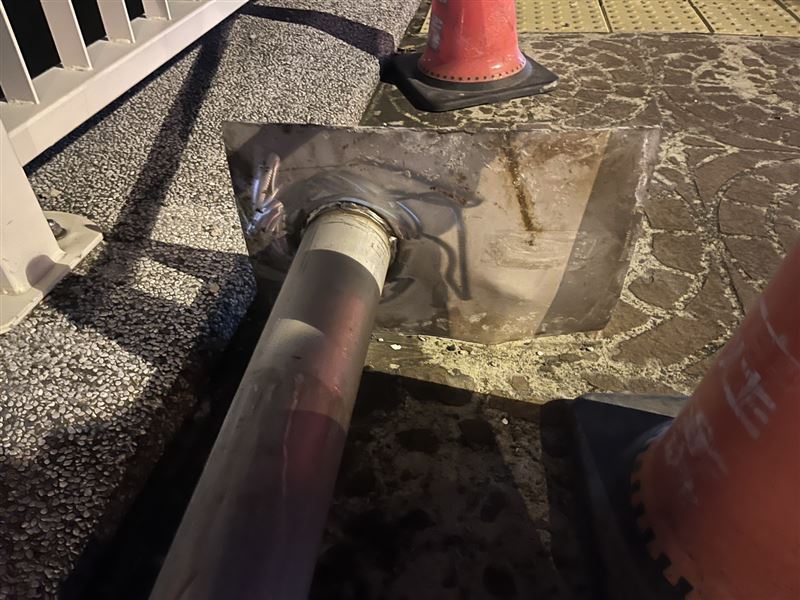議員質疑建設局施工後將燈桿棄置遺留現場，建設局經勘查棄置桿件的尺寸不符，澄清非建設局所有。(圖／翻攝畫面)