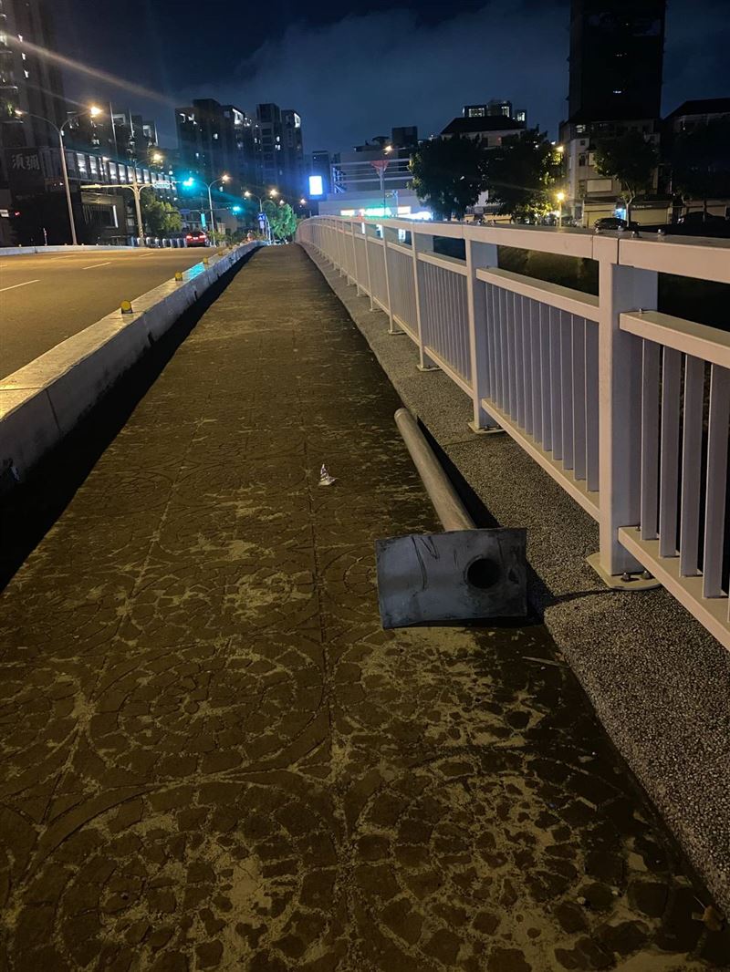 燈桿的金屬底座與水泥地板顏色相近，因燈光昏暗民眾路過不慎被絆倒割傷。(圖／翻攝畫面)