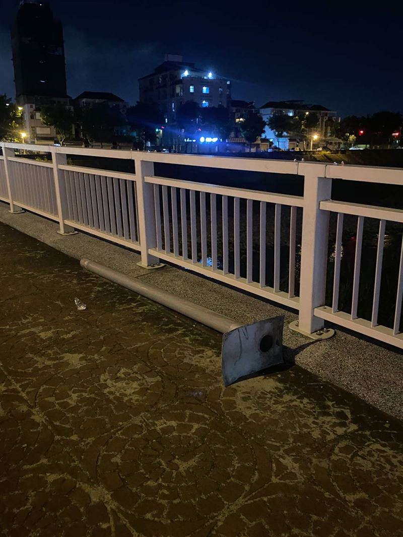 燈桿的金屬底座與水泥地板顏色相近，因燈光昏暗民眾路過不慎被絆倒割傷。(圖／翻攝畫面)