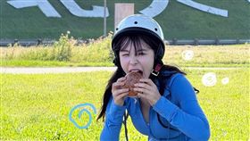 李多慧在公園吃漢堡。（圖／翻攝自IG）