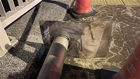 北屯松竹路，陸橋路燈拆下任意放，民眾散步跌倒，割腿縫11針(圖／翻攝畫面)