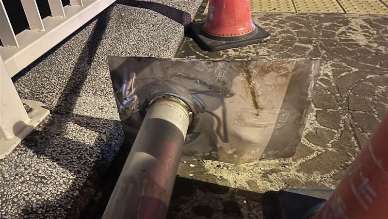 拆路燈亂丟陸橋　民眾散步絆倒割腿縫11針