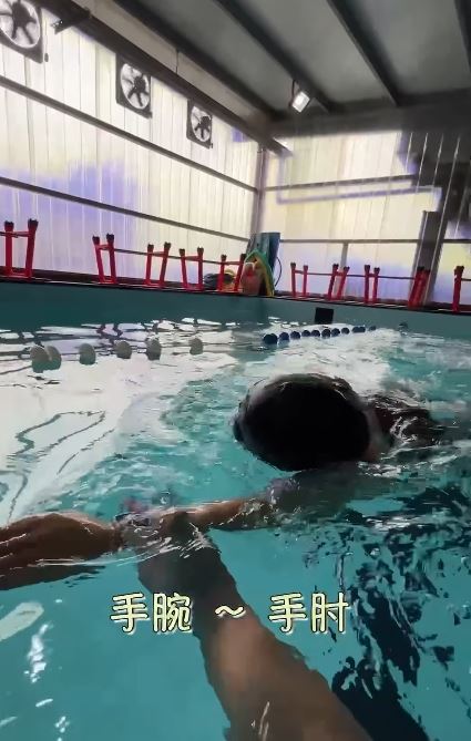 楊凱竣分享手部滑水應只接觸在手腕處,「沒有必要去碰手掌或大手臂」。(圖/游泳教練楊凱竣授權提供,未經同意請勿轉載)