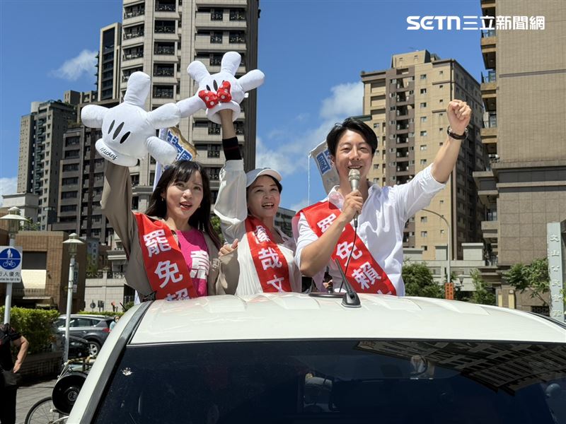 民進黨立委黃捷與黨發言人吳崢陪同「文山退葆」團隊車掃。(圖/記者劉秀敏攝影)