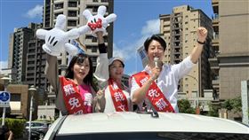 ▲民進黨立委黃捷與黨發言人吳崢陪同「文山退葆」團隊車掃。（圖／記者劉秀敏攝影）