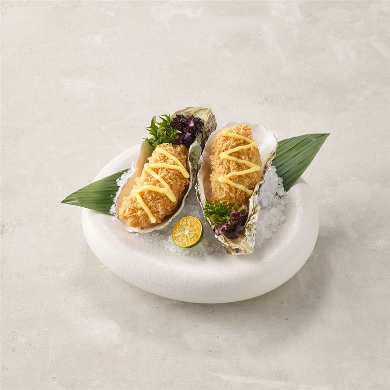 「陶板屋」和父親穿同色系服飾用餐招待「酥炸廣島牡蠣」。(圖/業者提供)