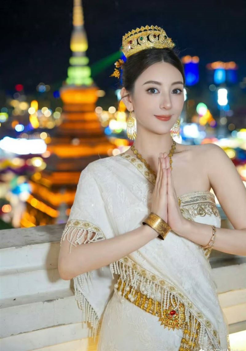 方媛近日曬出民族風孕婦寫真。(圖/翻攝自微博)